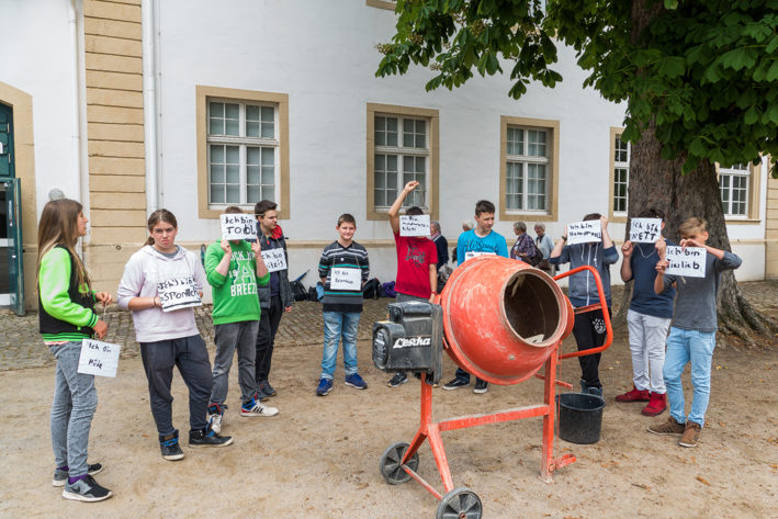 Kunstaktion mit Betonmischer