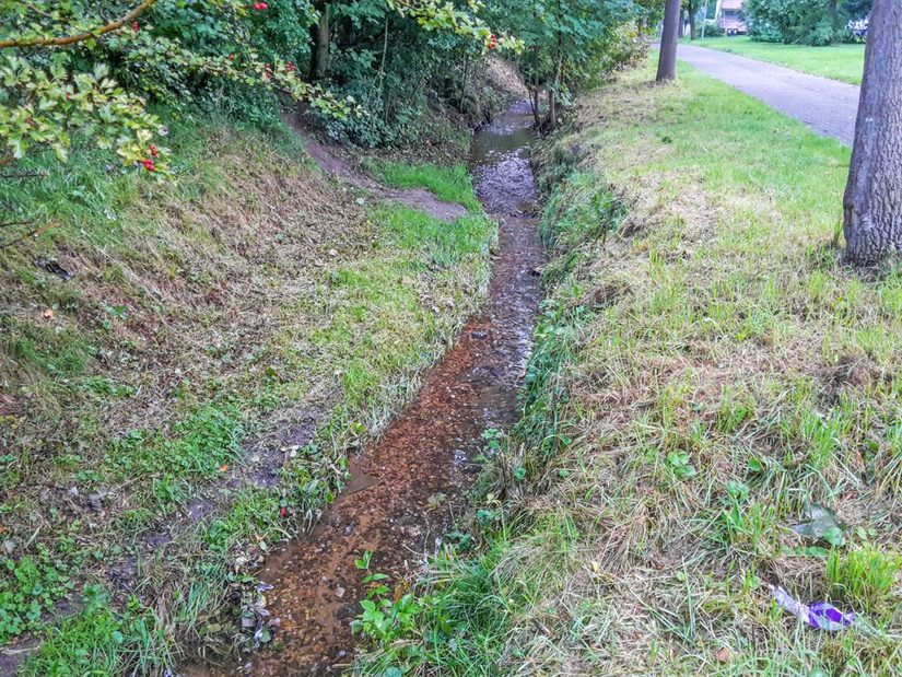 stellenweise straßenbegleitend und geradlinig ausgebaut - der Dubelohgraben