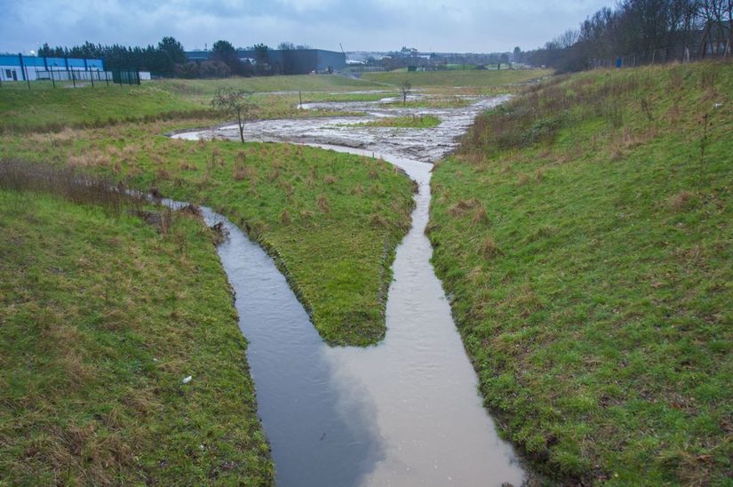 Gottebach (links) und Springbach (nach einer Umgestaltung von Boden braun gefärbt), im Rückhaltebecken Benhauser Straße