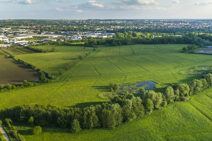 Lotheweisen mit Blick über das Gewerbegebiet Dören Richtung Paderborner Hochfläche