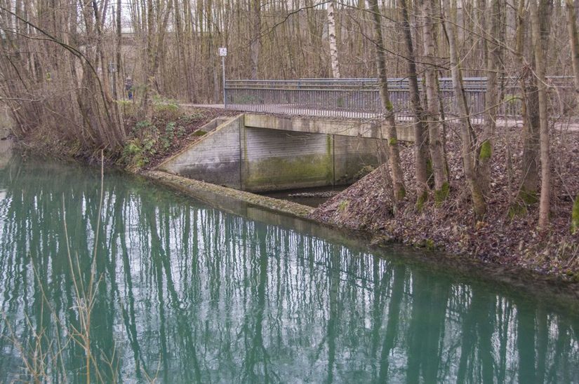 Streichwehr an der Pader - bei Hochwasser strömt das Wasser der Pader über das Wehr in die Pader-Alme-Überleitung