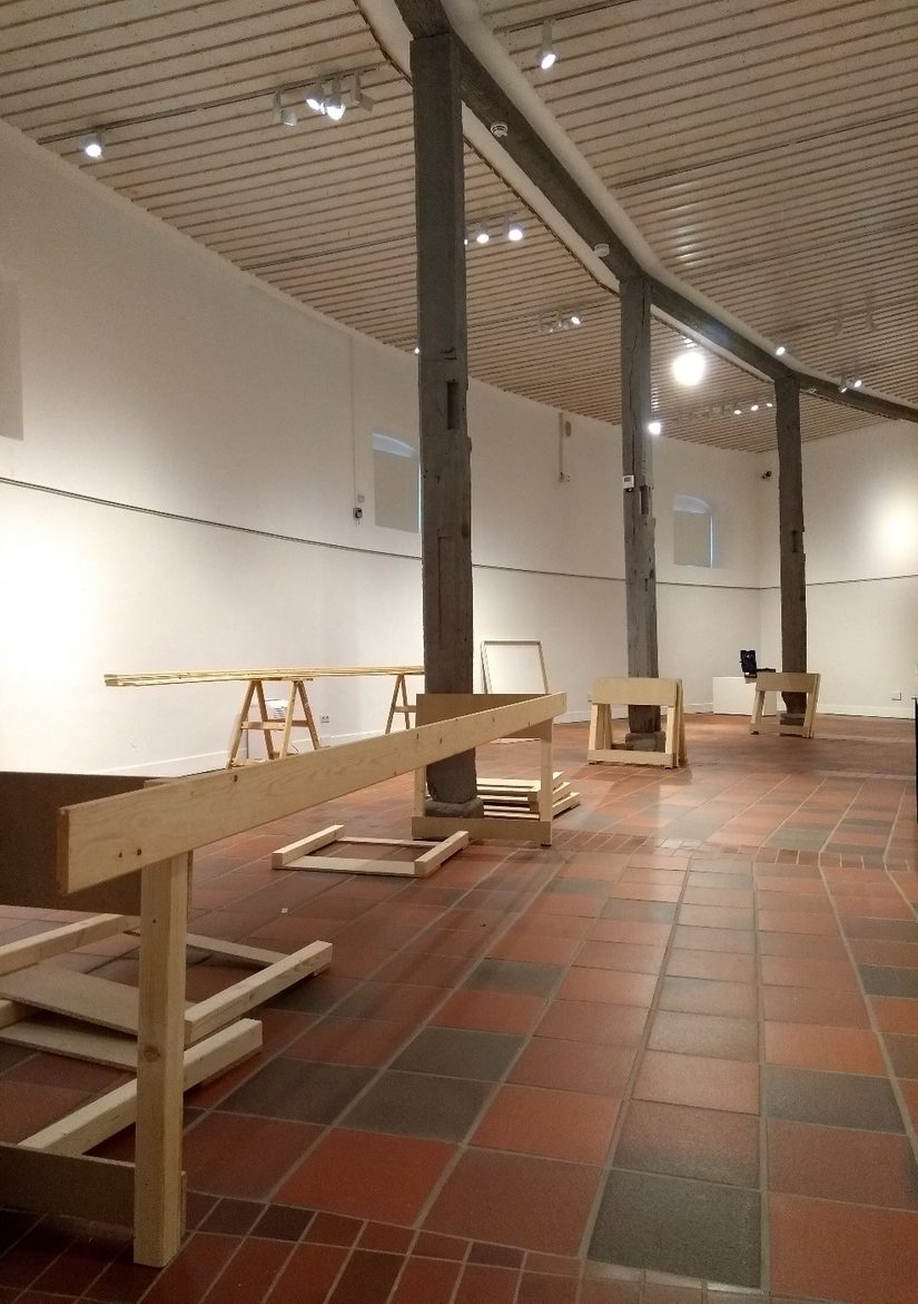 Ausstellungsaufbau im Rundbogen des Marstalls.