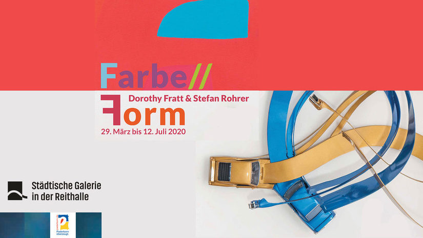 Plakat der Ausstellung "Farbe//Form": Informationstext über einem zweiteiligen Bild. Die obere Hälfte zeigt eine rote Fläche mit einer kleineren türkisen Fläche am oberen Rand. Die untere Hälfte zeigt eine Skulptur von einem gelben und blauen Auto, die in abstaierten Formen ineinander verschlungen sind.