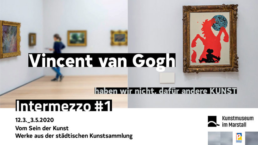 Ausstellungsansicht einer weiße Galerie mit Titel der Ausstellung drüber gelegt.