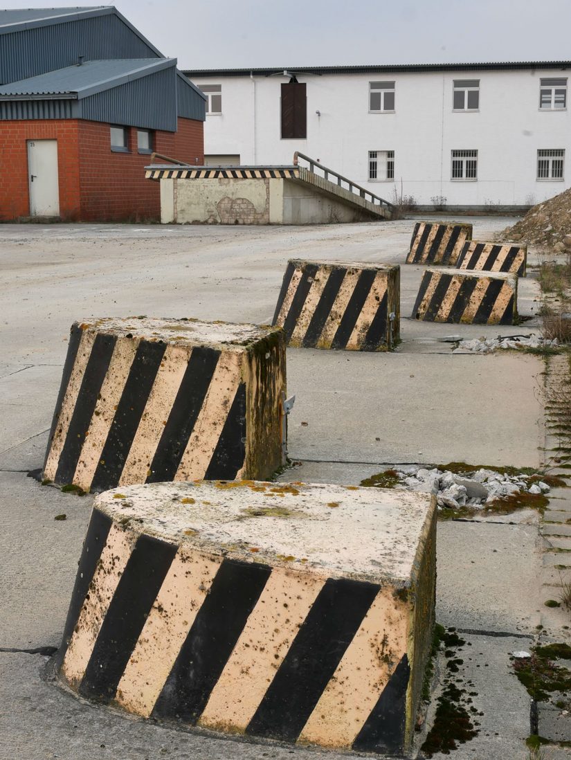 Innenhoft mit Betonblöcken an den Seiten, welche mit verblasstem gelben und schwarzen Streifen an den Seiten versehen sind.