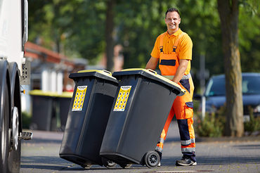 ASP-Mitarbeiter mit 2 Wertstofftonnen