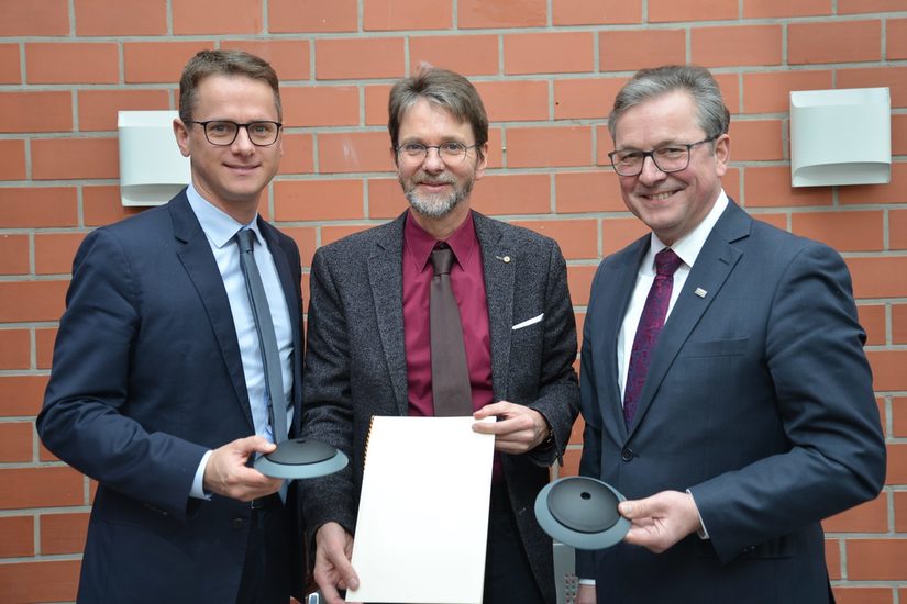 Der stellvertretende Vorsitzende der CDU/CSU- Bundestagsfraktion Carsten Linnemann (links) überreichte dem stellvertretenden Betriebsleiter des ASP Dr. Dietmar Regener (Mitte) gemeinsam mit Bürgermeister Michael Dreier den Förderbescheid zur Digitalisierung des Parkraummanagements.