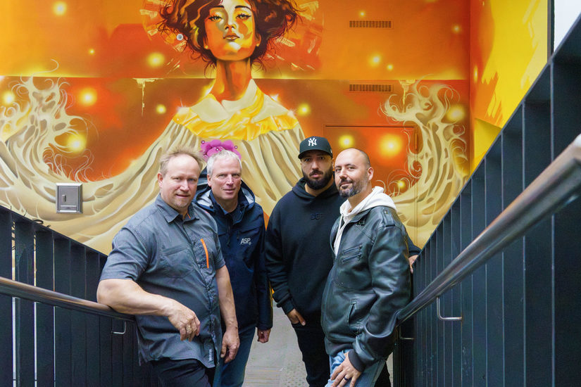 Die Künstler Edwin Bormann, Monib Sadat zusammen mit Stefab Hermann (Kulturamt) und Jörg Münster (ASP) vor der neuen Graffitifassade von Monib Sadat