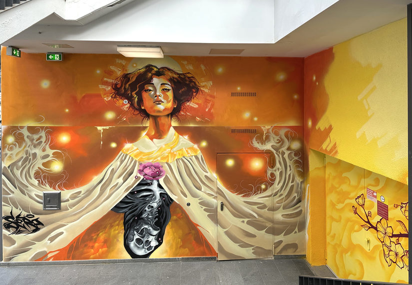 Das Graffiti von Monib Sadat im Treppenhaus des Zentralen Erschließungselements