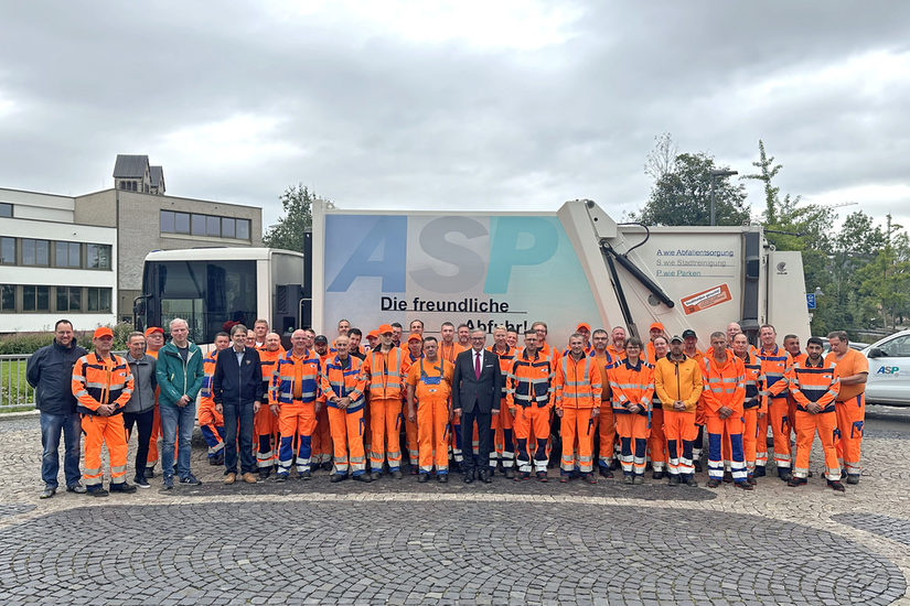 Gruppenbild der ASP-Mitarbeiter aus dem Bereichen Abfallentsorgung und Stadtreinigung