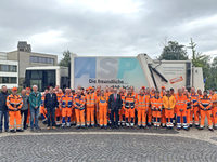 ASP-Kehrmaschine vor dem Rathaus