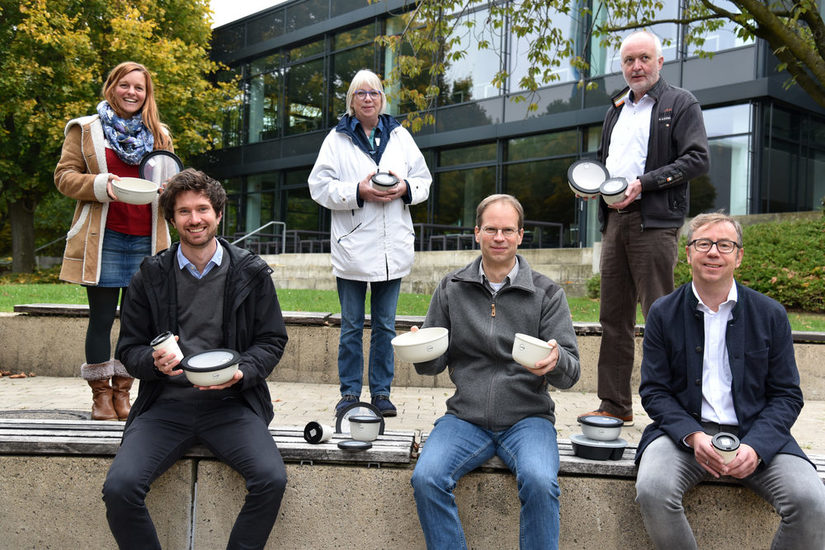 Von links nach rechts stehend: Christina Krengel und Anke Reimer -Verbraucherzentrale NRW, Erhard Wolf – Abteilungsleiter Gastronomie Studierendenwerk Paderborn, von links nach rechts sitzend: Jonathan Geldmacher - ASP, Heiko Appelbaum – Citymanager Paderborn und Ulrich Schmidt – Geschäftsführer Studierendenwerk Paderborn.