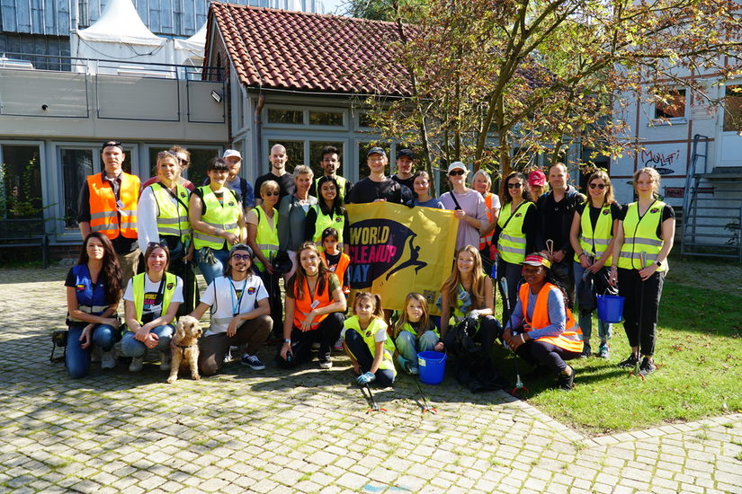 Zu Beginn begrüßte stv. Bürgermeisterin Kramm die Freiwilligen und posierte mit ihnen für ein Gruppenbild