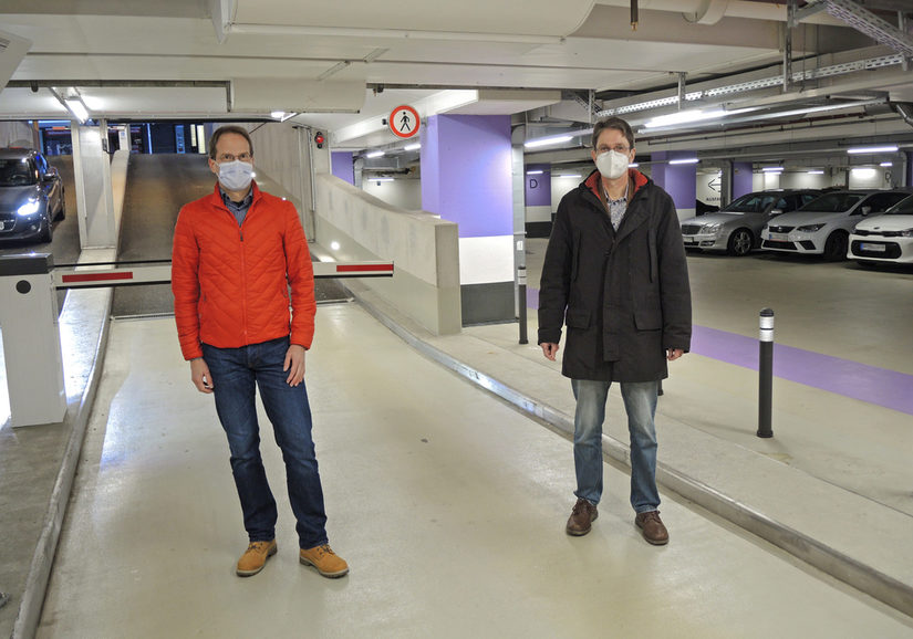 Citymanager Heiko Appelbaum (links) und Dr. Dietmar Regener (rechts) an der neuen Ein- und Ausfahrt der Tiefgarage Königsplatz