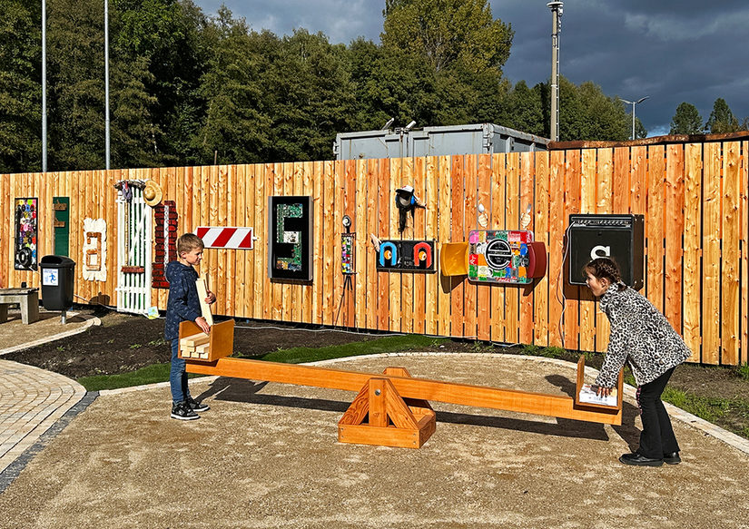 Papierwippe mit zwei Kindern auf dem Abfall-Sinnes-Parcourcs