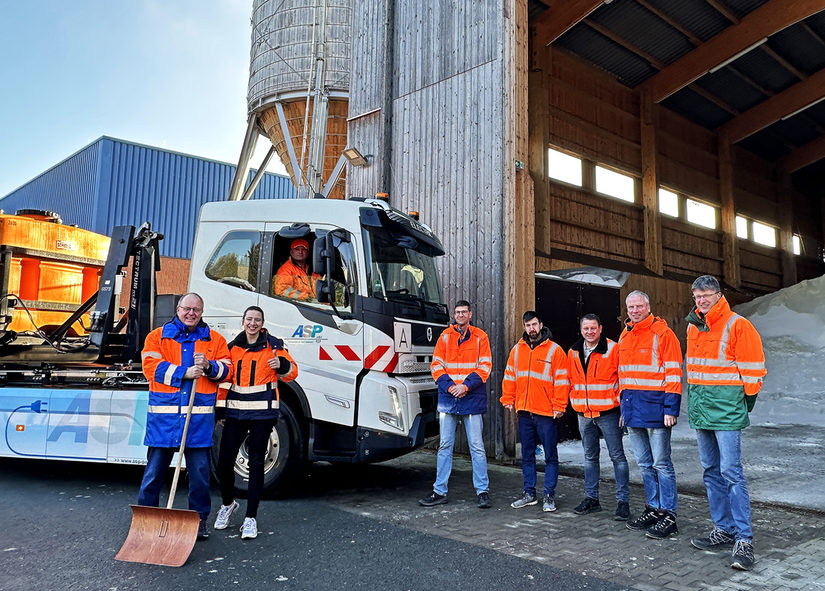 Mitarbeiter der Stadt vor Salzhalle und Solefahrzeug