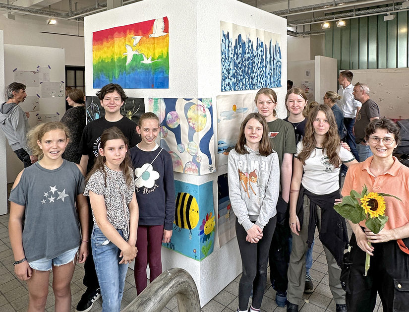 Kinder vor ihren Entwürfen