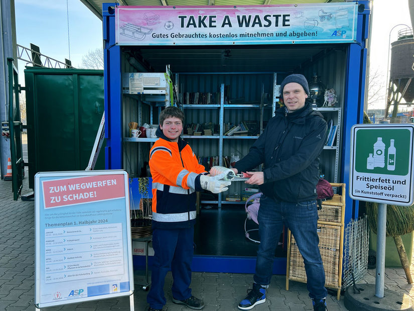 Ein Mitarbeiter auf dem Recyclinghof nimmt die Ware für die Aktion Lieblingsstücke an