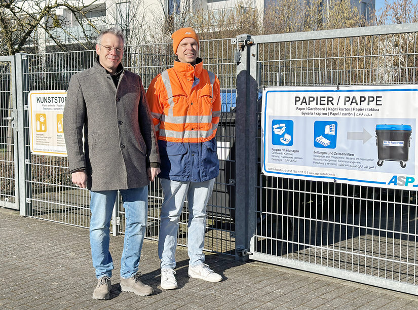 Attila Braun und Jan Grunau posieren vor den neuen Sortier-Bannern