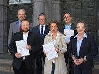 Gleich drei Förderbescheide für die Region OWL übergab Regierungspräsidentin Marianne Thomann-Stahl (ganz rechts) am Freitag, 6. September. Über die Bescheide freuten sich (hinten v.l.) Markus Schräder (Stadt Paderborn, Projekt "ZEonline"),  Bürgermeister Michael Dreier, Prof. Dr. Dennis Kundisch (Universität Paderborn, Projekt "TheaterLytics"), Robin Marterer (sic e.V., Projekt "INSPIRE") und Katharina Kreuzhage (Theater Paderborn, Projekt "TheaterLytics").