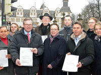 Gemeinsam für ein mobiles Paderborn: Dr. Sandra Gausemeier (HNI), Projektverantwortliche Andrea Willebrand (Stadt Paderborn), Bürgermeister Michael Dreier, Rudolph Broer, Geschäftsführer der Firma RTB, Regierungspräsidentin Marianne Thomann-Stahl, Stefan Agethen (Stadt Paderborn), Carsten Fischer, Geschäftsführer der Firma Stührenberg, Daniel Nölkensmeier, Geschäftsstelle Gigabit.NRW Detmold, und Christiane Boschin-Heinz (Chief Digital Officer der Stadt Paderborn).