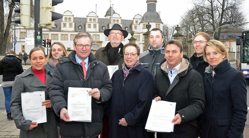 Gemeinsam für ein mobiles Paderborn: Dr. Sandra Gausemeier (HNI), Projektverantwortliche Andrea Willebrand (Stadt Paderborn), Bürgermeister Michael Dreier, Rudolph Broer, Geschäftsführer der Firma RTB, Regierungspräsidentin Marianne Thomann-Stahl, Stefan Agethen (Stadt Paderborn), Carsten Fischer, Geschäftsführer der Firma Stührenberg, Daniel Nölkensmeier, Geschäftsstelle Gigabit.NRW Detmold, und Christiane Boschin-Heinz (Chief Digital Officer der Stadt Paderborn).