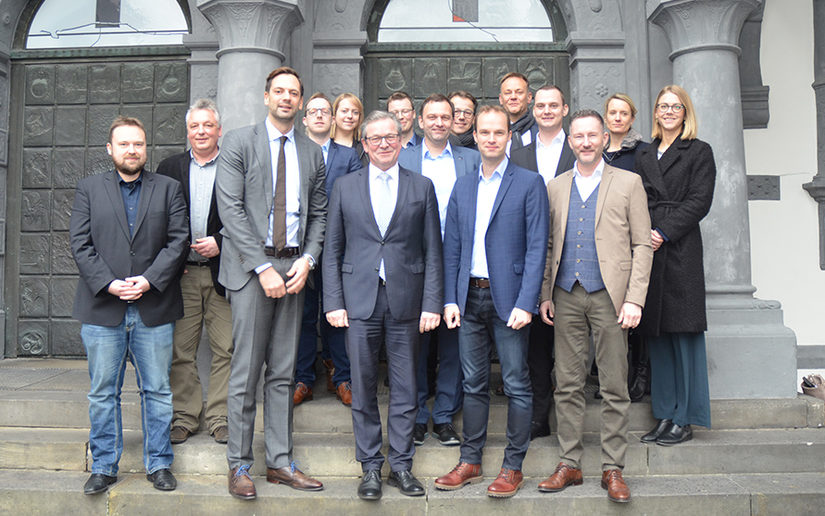 Die FDP Landtagsfraktion zu Gast in Paderborn – bei einem Treffen im Historischen Rathaus tauschten sich die Abgeordneten der FDP Landtagsfraktion Marc Lürbke (2.v.l.), Marcel Hafke (2.v.r.) und Stephen Paul (1.v.r.) mit Bürgermeister Michael Dreier (Mitte) und den Projektverantwortlichen aus Wirtschaft und Verwaltung zum Stand der Digitalen Modellregion OWL aus.