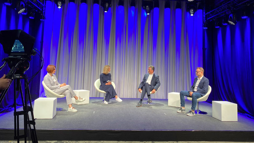 Rege Diskussion rund um das Thema Bildung in Corona-Zeiten: v.l. Maxi Brautmeier-Ulrich, Schulleiterin der Grundschule Sande, Christiane Boschin-Heinz, CDO der Stadt Paderborn, Dr. Peter Lütke Westhues, Schulleiter Pelizaeus Gymnasium und Burkhard Pöhler, Leiter der Lernstatt Paderborn, diskutierten über die Chancen aber auch die Herausforderungen der Digitalisierung für das Lernen und Lehren in Paderborn.