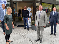 Eine tolle Nachricht für die Digitale Heimat PB: v.l. Thomas Jürgenschellert, Leiter des Stadtplanungsamtes, Christiane Boschin-Heinz, Leiterin der Stabsstelle Digitalisierung sowie ihr Stellvertreter Philipp Ohms, Bürgermeister Michael Dreier und Andreas Speith, Geschäftsführer des Energiedienstleisters Westfalen Weser, feiern gemeinsam den Zuschlag für das Förderprogramm „Smart Cities in Germany 2020“.