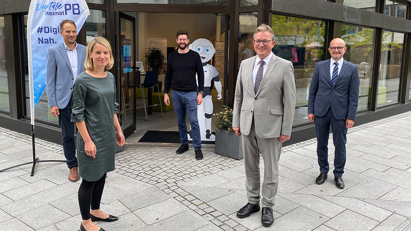 Eine tolle Nachricht für die Digitale Heimat PB: v.l. Thomas Jürgenschellert, Leiter des Stadtplanungsamtes, Christiane Boschin-Heinz, Leiterin der Stabsstelle Digitalisierung sowie ihr Stellvertreter Philipp Ohms, Bürgermeister Michael Dreier und Andreas Speith, Geschäftsführer des Energiedienstleisters Westfalen Weser, feiern gemeinsam den Zuschlag für das Förderprogramm „Smart Cities in Germany 2020“.