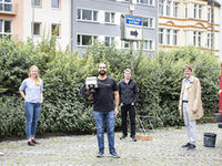 Die ersten optischen Sensoren sind am Liboriberg-Parkplatz installiert (von links): Kornelia Schuba (Fraunhofer IOSB-INA), Magdalena Förster (Fraunhofer IEM), Dilman Mohamed (S O NAH); Matthias Schmidt (Westfalen Weser Netz GmbH), Dietmar Regener (ASP) und Nadine Niewöhner (Fraunhofer IEM) arbeiten am digitalen Parkplatz-Management für Paderborn.