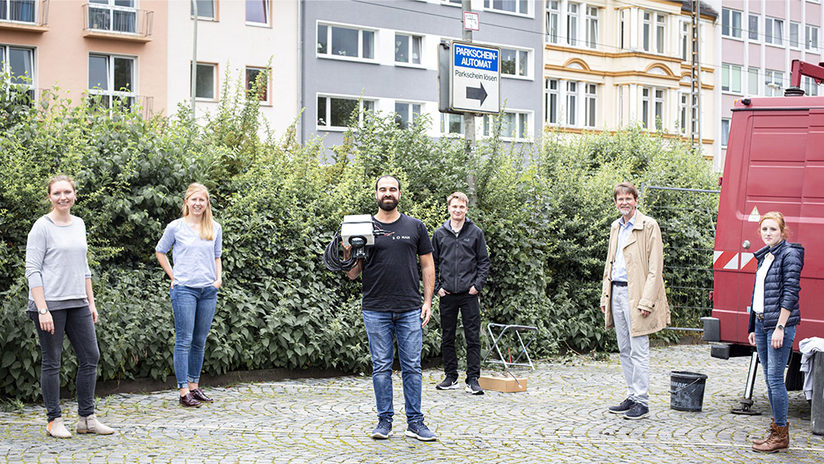 Die ersten optischen Sensoren sind am Liboriberg-Parkplatz installiert (von links): Kornelia Schuba (Fraunhofer IOSB-INA), Magdalena Förster (Fraunhofer IEM), Dilman Mohamed (S O NAH); Matthias Schmidt (Westfalen Weser Netz GmbH), Dietmar Regener (ASP) und Nadine Niewöhner (Fraunhofer IEM) arbeiten am digitalen Parkplatz-Management für Paderborn.