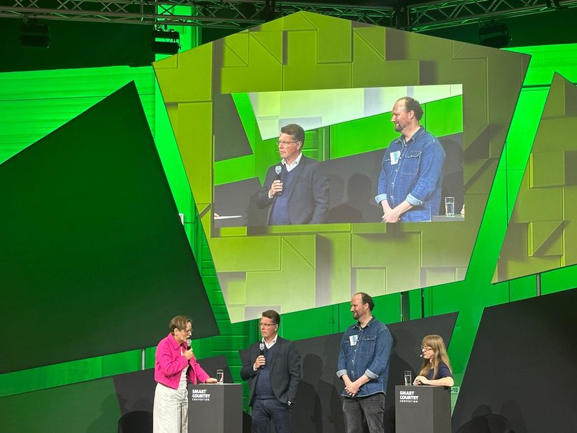 Foto: v.l.n.r.: Moderatorin Katja Leistenschneider mit Rainer Vidal, Prof. Björn Niehaves und Insa Thiele-Eich