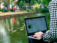 Ein Mann ist am Laptop und nutzt den freien WLAN-Zugang in der Innenstadt von Paderborn.