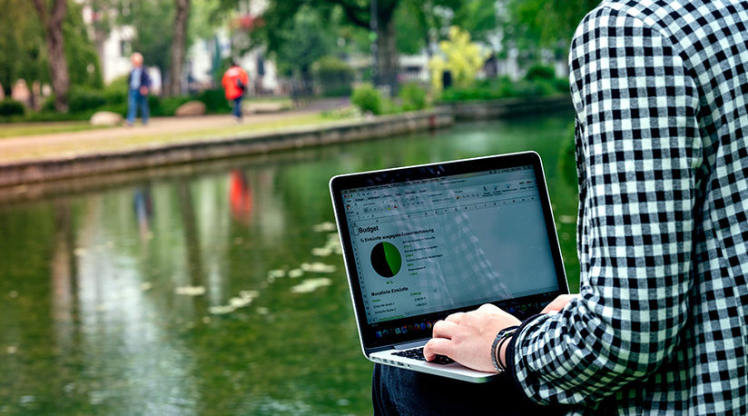 Ein Mann ist am Laptop und nutzt den freien WLAN-Zugang in der Innenstadt von Paderborn.