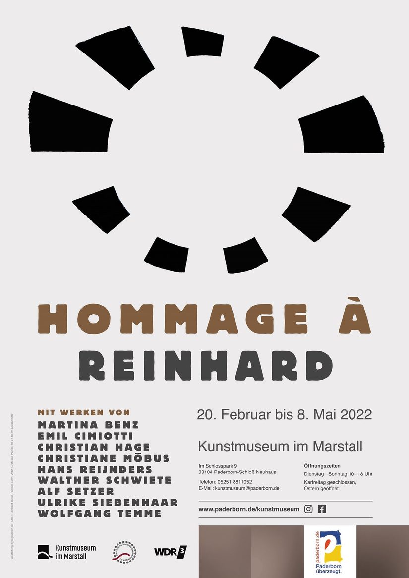 Plakat für die Austellung in Beigetönen mit den Namen der Künstler_innen und einer schwarzen kreisförmigen Zeichnung.