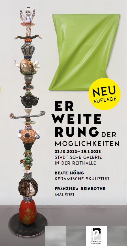Plakat zur Ausstellung: Vor grauem Hintergrund steht eine Stele aus einzelnen kleinen bunten Keramikfigürchen und rechts daneben eine geknickte grüne Leinwand.