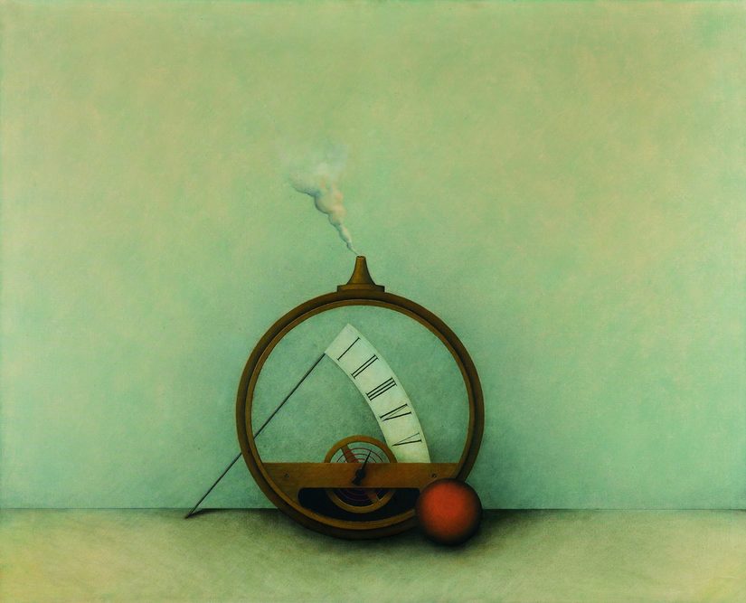 Vor grünem Hintergrund steht eine runde Konstruktion, die Teile eines Uhrwerkes erahnen lassen.