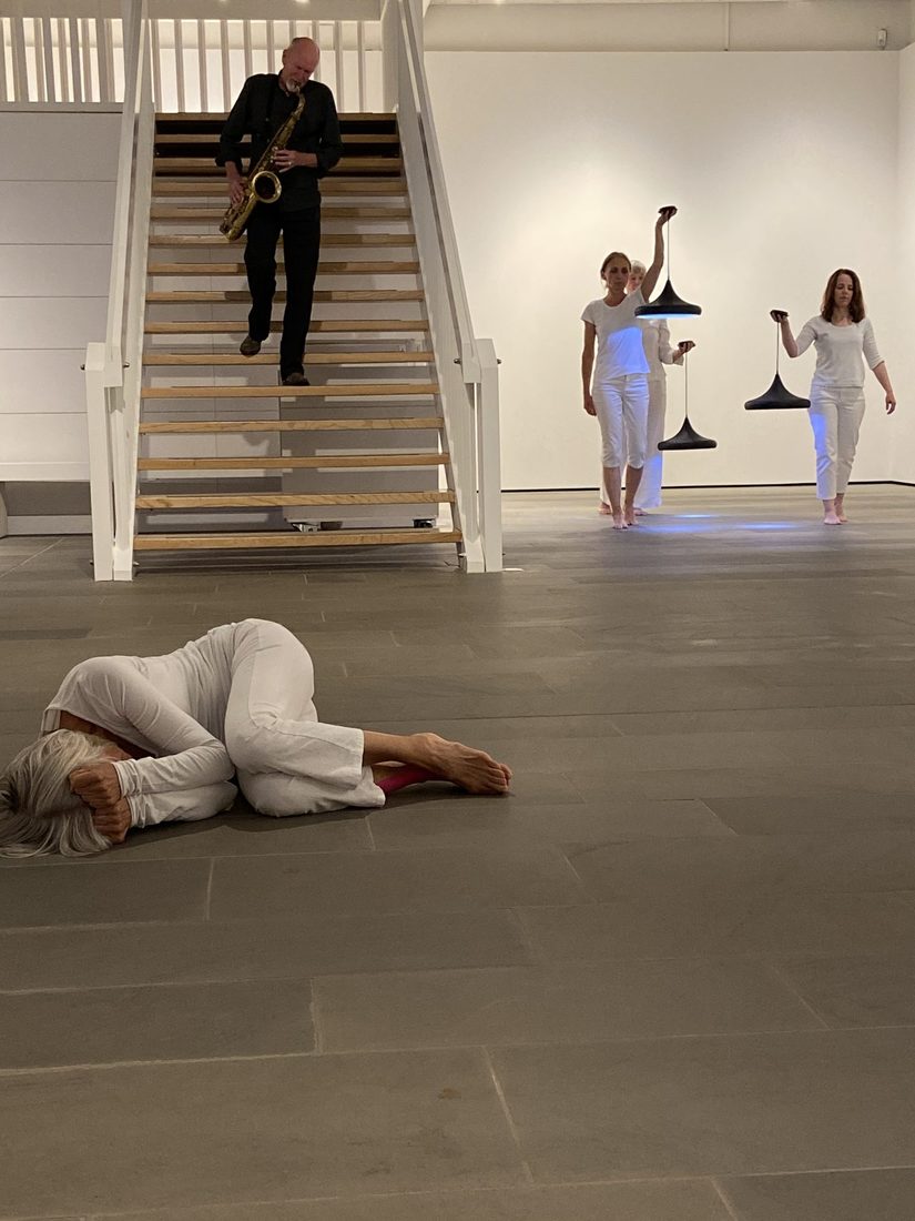 Ausschnitt aus Performance. Fünf Frauen liegen auf einer Treppe