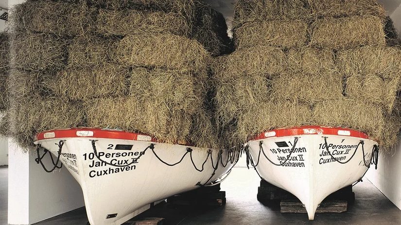 Installation Rette sich wer kann. Zwei Rettungsboote bis zur Decke beladen mit Heuballen