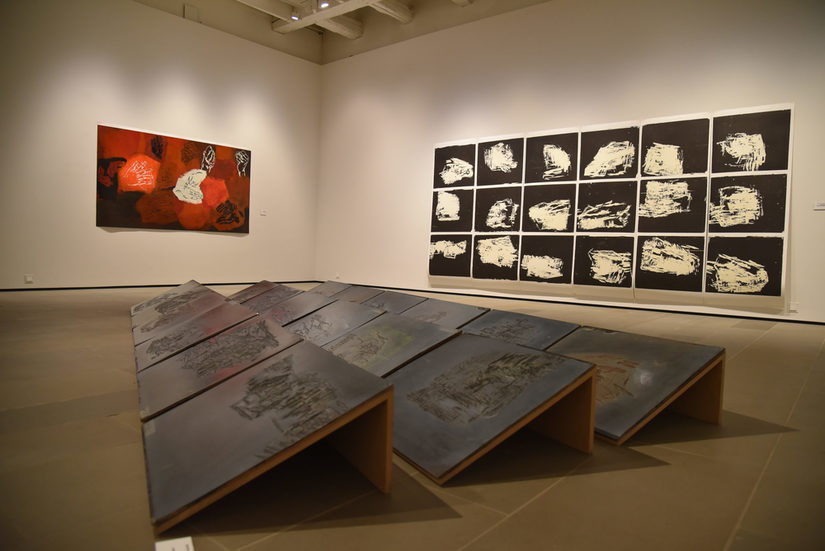 Blick in den Ausstellungsraum. Werke von Andreas Rosenthal