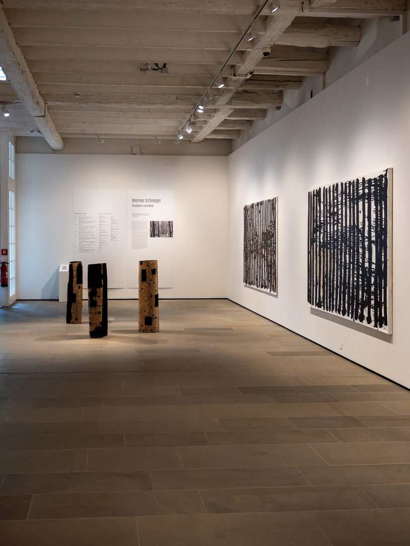 Blick in den Ausstellungsraum mit Werken von Werner Schlegel