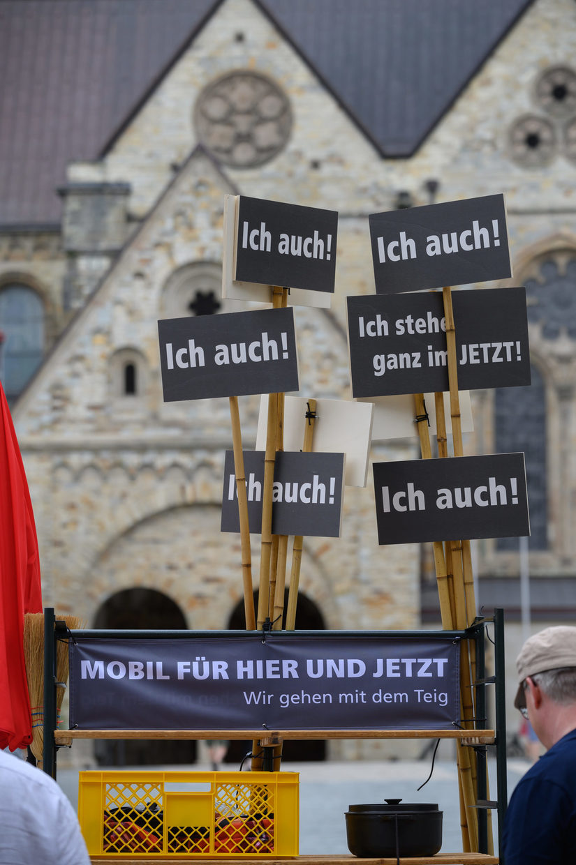 Blick auf Schilderwald: Ich stehe ganz im Hier; Ich stehe ganz im Jetzt; Ich auch!