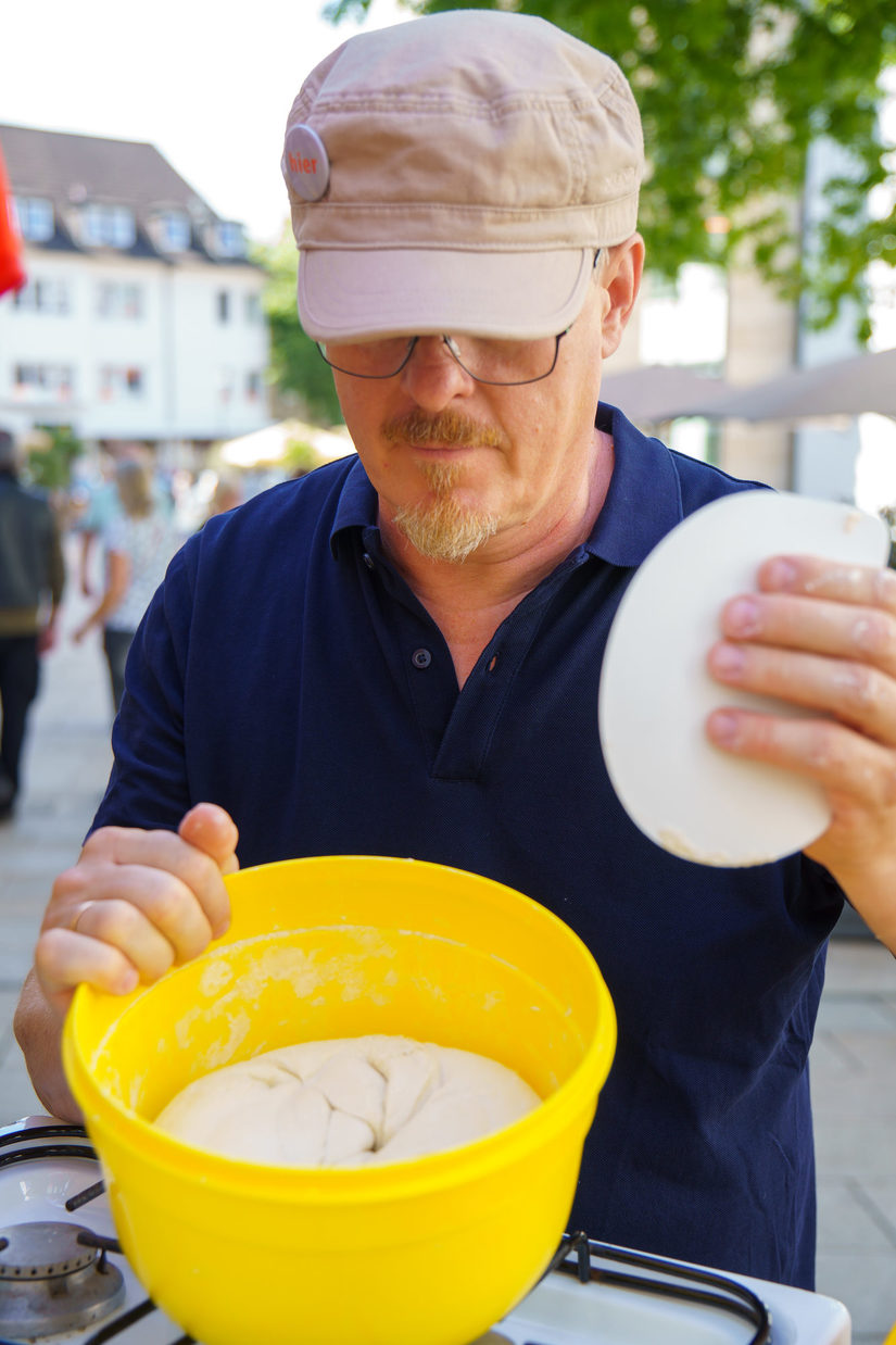 Jörg Wagner schaut nach dem Brotteig