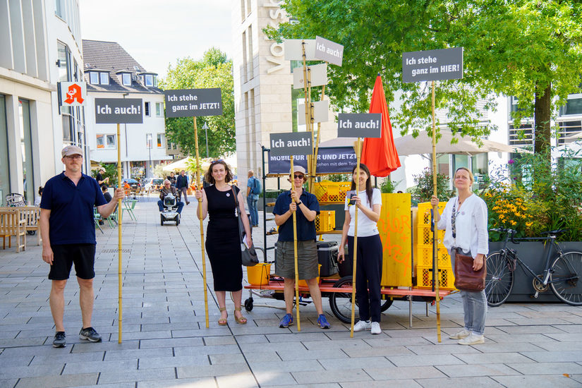 Demonstrierende für das Hier und Jetzt