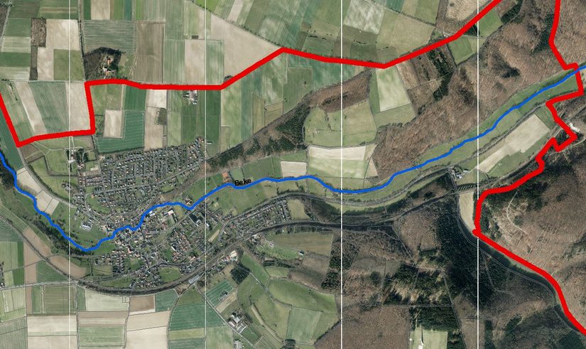 Luftbild der Beke im Bereich der Ortschaft Neuenbeken