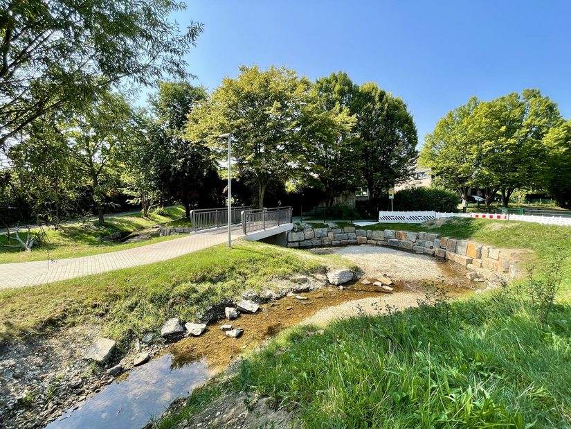 Blick auf den Dubelohgraben im Bereich des Spielplatzes am Holsteiner Weg