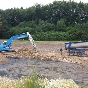 Vorschüttung der provisorischen Baustraße in der Gewässersohle