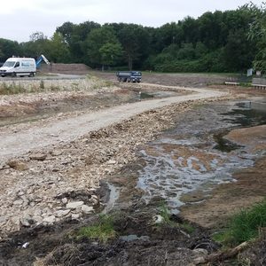 Baustraße aus Feldbruch in der neuen Gewässersohle