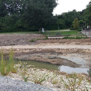 Angelieferter Felsbruch zur Profilierung der neuen Gewässersohle